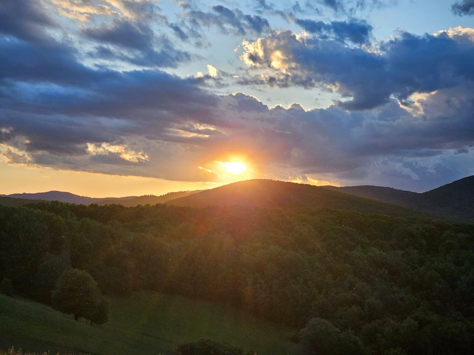 Západ slnka nad kopcami